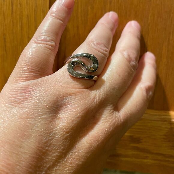 Women’s Flower Ring From Hawaii and Silver Tone Swirl Ring Size 9 - Picture 10 of 11